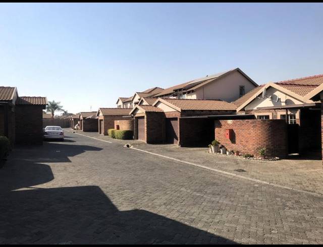 3 BEDROOM TOWNHOUSE FOR SALE IN JANSEN PARK